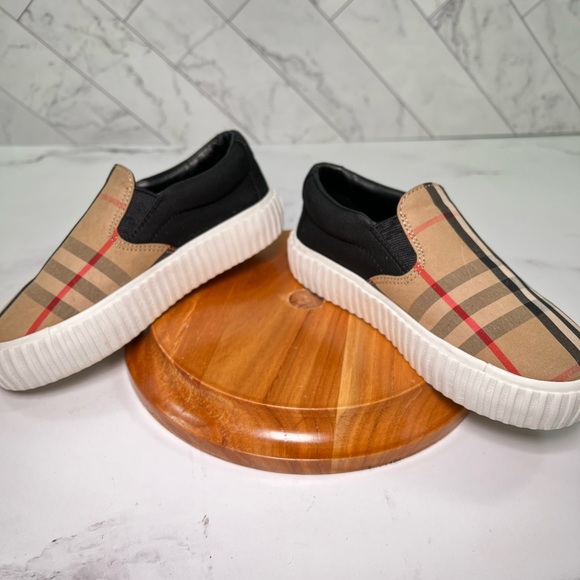 🔥 Burberry slip on (unisex) shoes us 12c - Picture 7 of 17